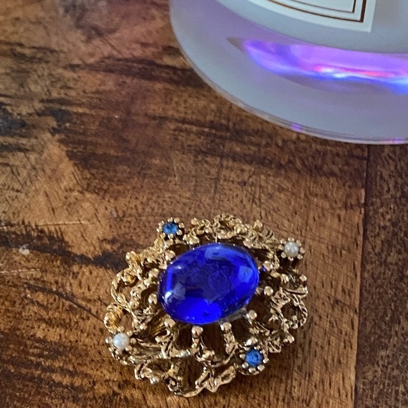 STUNNING vintage gold tone brooch with seed faux pearls and blue cabochon - Picture 2 of 11